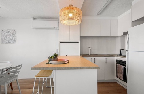 Kings Beach Apartment | Cheltenham Apartments Unit 18, 40 King St