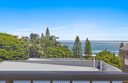 Kings Beach Apartment | Cheltenham Apartments Unit 6 Kings Beach QLD