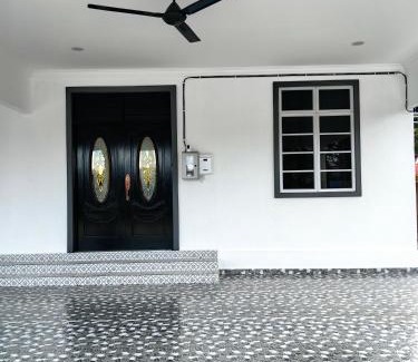 Kampung Gong Bayor House | Chempaka Suite Homestay