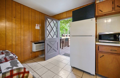 Broken Bow Cabin | Cherokee Rose, Sleeps 4 guest w/fully stocked kitchen, & Fishing Pond!
