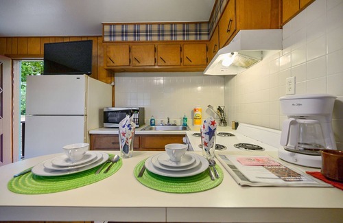 Broken Bow Cabin | Cherokee Rose, Sleeps 4 guest w/fully stocked kitchen, & Fishing Pond!