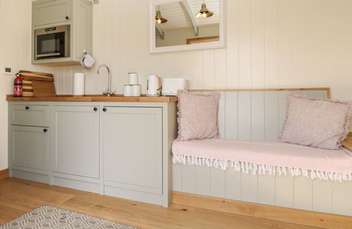Staple Hill Cottage | CHERRY BLOSSOM, character holiday cottage, with hot tub in Warmley