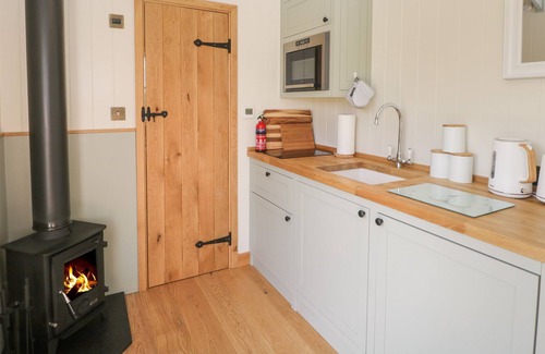 Staple Hill Cottage | CHERRY BLOSSOM, character holiday cottage, with hot tub in Warmley