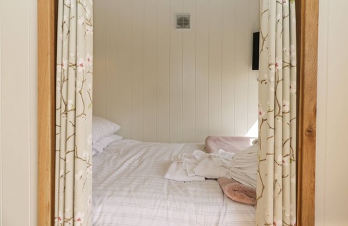 Staple Hill Cottage | CHERRY BLOSSOM, character holiday cottage, with hot tub in Warmley