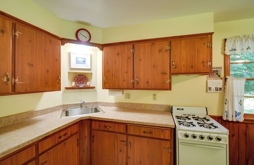 Fish Creek Cottage | 'Cherry Cottage' - Walk to Peninsula State Park!
