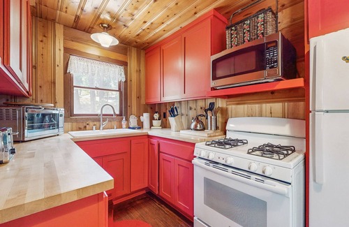 South Lake Tahoe Cabin | Cherry Leaf Lodge - Dog-Friendly Escape with Lake Views & Lake Access