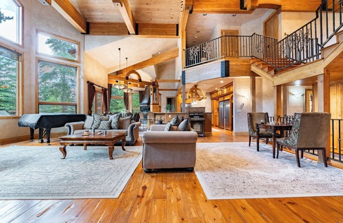 Historic District Villa | Cherry Ridge by AvantStay | Incredible Mountain Mansion w/Game Room, Hot Tub