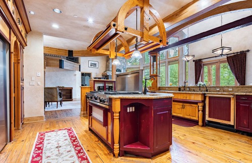 Historic District Villa | Cherry Ridge by AvantStay | Incredible Mountain Mansion w/Game Room, Hot Tub