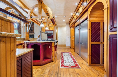 Historic District Villa | Cherry Ridge by AvantStay | Incredible Mountain Mansion w/Game Room, Hot Tub