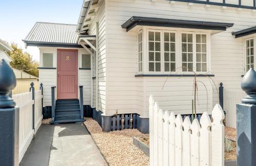 Toowoomba House | Cherry Tree Cottage! CBD Magic!