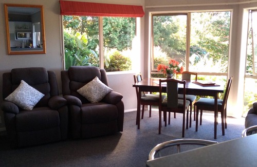 Te Awamutu House | Cherry Tree Lane Accommodation, Quiet location bordered by farmland.