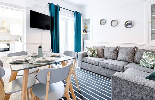 Sketty House | Chesshyre Accommodation - tv in every bedrrom