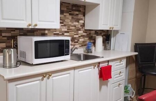 Winnipeg Apartment | Chesskings Guest House - Unit 2 Notredame Avenue