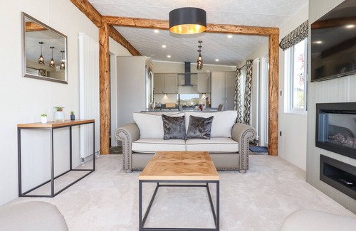 Teigngrace Cottage | CHESTNUT LODGE, pet friendly, luxury holiday cottage in Newton Abbot
