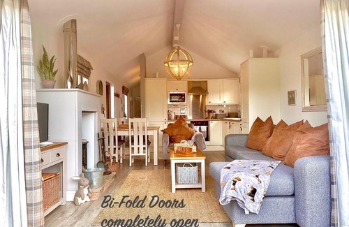 Arnold Cabin | Chestnut Lodge with Hot Tub & Log Burner, close to the sea