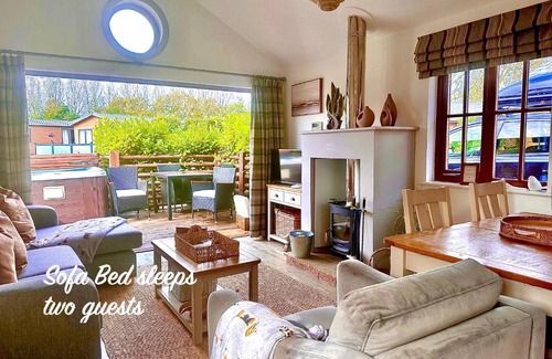Arnold Cabin | Chestnut Lodge with Hot Tub & Log Burner, close to the sea