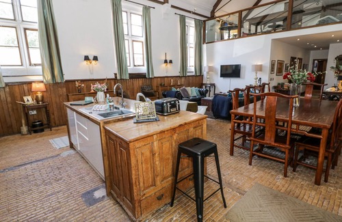 Amerton Cottage | CHETWYND LODGE, pet friendly, with a garden in Great Haywood