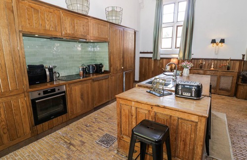 Amerton Cottage | CHETWYND LODGE, pet friendly, with a garden in Great Haywood