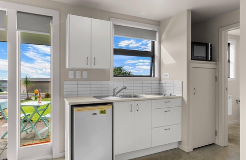 Mangawhai Heads House | Cheviot Views - Gorgeous apartment-style accommodation with extensive views in handy location