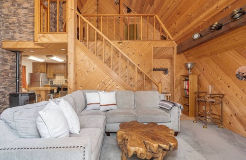 Arnold Cabin | Cheyenne Chalet- A/C, Hot Tub-Sleeps 12
