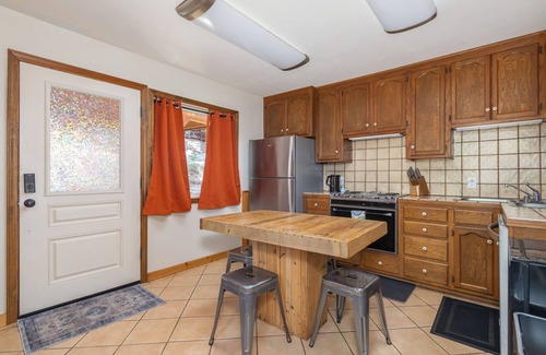 Arnold Cabin | Cheyenne Chalet- A/C, Hot Tub-Sleeps 12