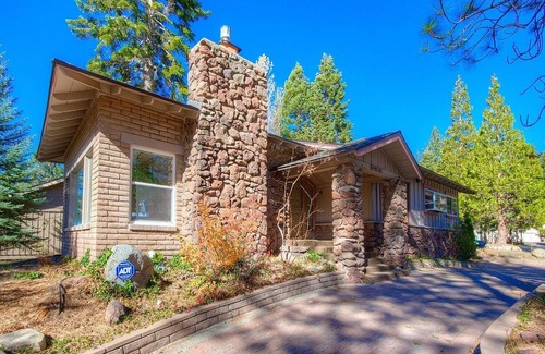 Round Hill Village House | Cheyenne Chalet - Lake Tahoe Getaway (NVH1257)