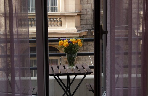 Carre d'Or Apartment | Chez Albertine: bright 105m² apartment, two minutes from the sea
