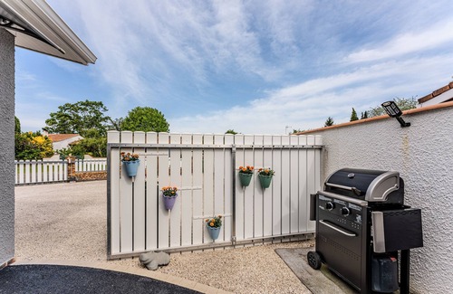 Audenge House | Chez Brigitte – Charming Studio in Audenge with Terrace, Bikes, and Close to Bassin d'Arcachon