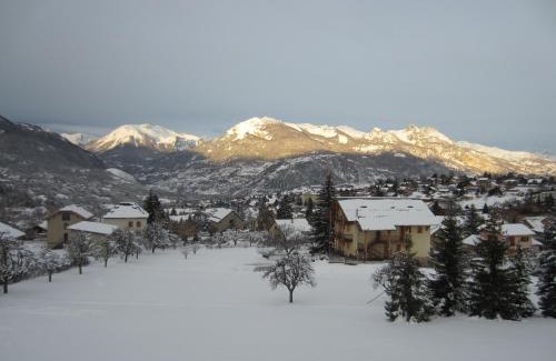 Guillestre Bed & Breakfast | Chez Cat et Christophe , chambre calme et lumineuse chez l'habitant avec vue