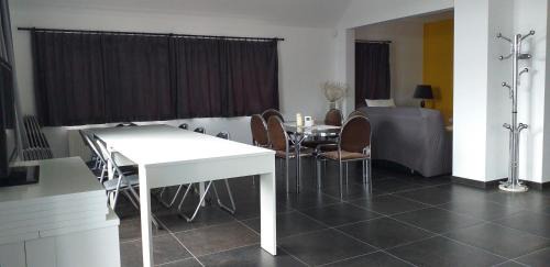 Evrehailles Apartment | chez Chantal - appartement privatif