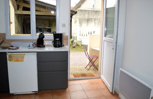 Luc-sur-Mer House | Chez Fabienne, Maison Avec Petite Terrasse Privée