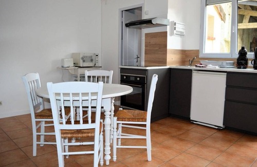 Luc-sur-Mer House | Chez Fabienne, Maison Avec Petite Terrasse Privée