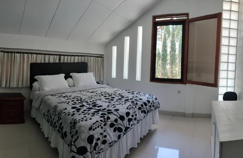 Hegarmanah House | Chez Faustine