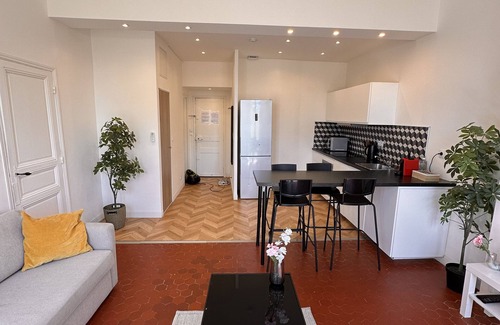 Notre-Dame du Mont Apartment | Chez l'Authentique, a large, cosy T2 on Cours Julien