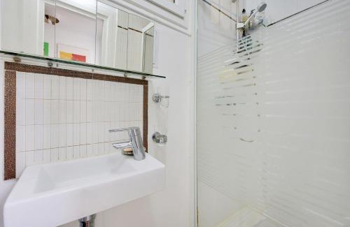Quartier de la Folie-Mericourt House | Chez Maguy