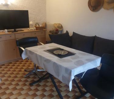 Givry House | CHEZ MARYLENE frais de par internet plus 28 EUROS taxes françaises sur place tarif inchangé j ai dissocier les taxes du prix de la chambre paiement sur le site et un chez moi, à lire avant réservation ,tout le détail dans choses importantes à savoir