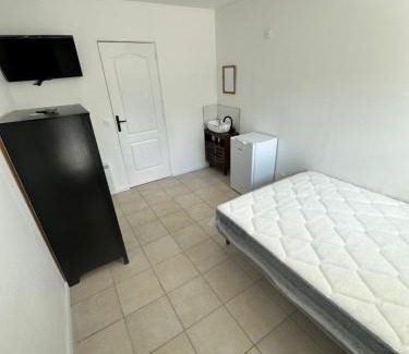 L'Ile-Saint-Denis Hotel | Chez Michel