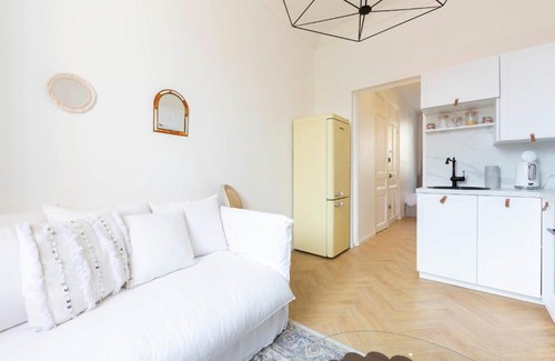 Carnot Apartment | Chez Sarah charming apartment for congresses and holidays LIVE IN CANNES