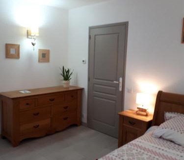 Sainte-Suzanne-and-Chammes Bed & Breakfast | chez Zabou chambre Suzannaise