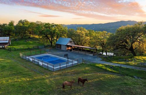 Cloverdale House | Chianti by AvantStay Stunning Secluded Ranch w Pickleball Court Barn