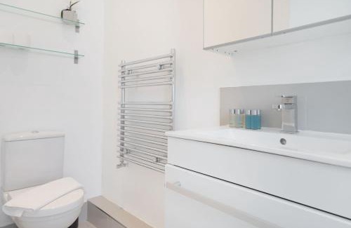 Holland Park Apartment | Chic 1 Bed Terrace Apartment in Notting Hill FREE WIFI by City Stay Aparts London