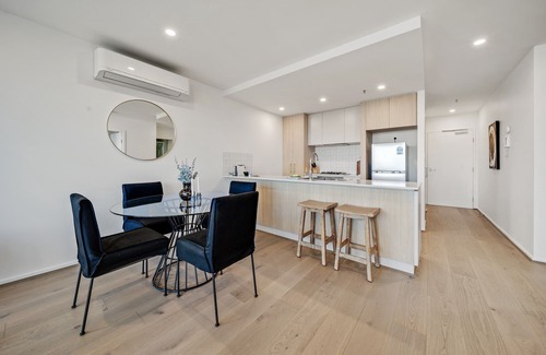 Phillip Apartment | Chic 1-Bed with Sophisticated Decor, Gym & Pool