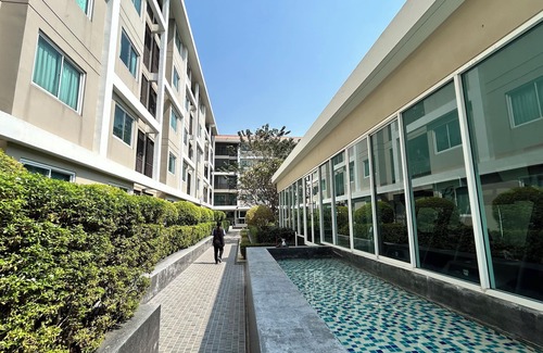 Khlong Luang Apartment | Chic 1-bedroom apartment with WiFi, fitness room in charming Tambon Khlong Song