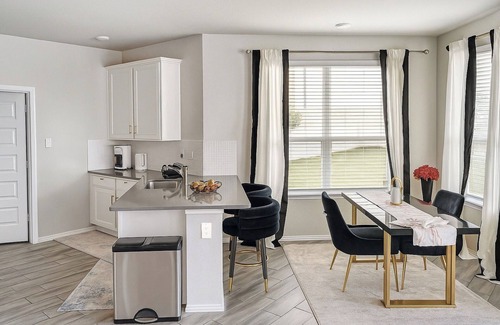 Lincoln Park House | Chic 1-bedroom building in charming Providence Village with fitness room, AC