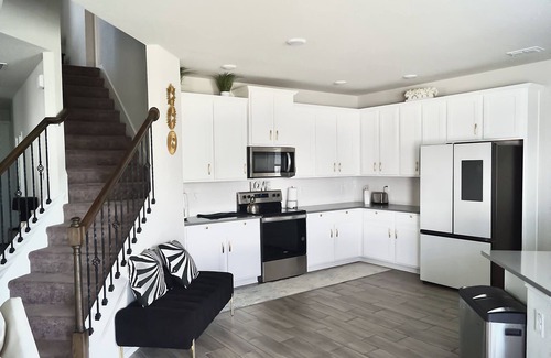 Lincoln Park House | Chic 1-bedroom building in charming Providence Village with fitness room, AC