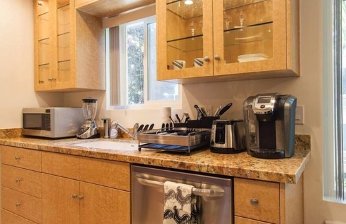 Norma Triangle Apartment | Chic 1-bedroom apartment with AC, WiFi in fabulous West Hollywood