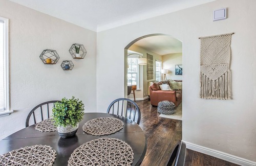 Wrigley Apartment | Chic 1 Bedroom Apartment - WFH Set Up