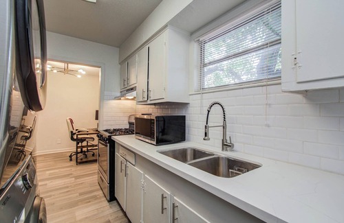 Hyde Park Apartment | Chic 1-bedroom apartment with WiFi, AC in welcoming Houston