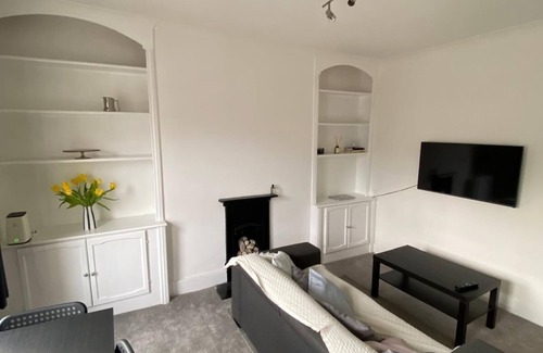 Parsons Green and Walham Apartment | Chic 1 bedroom apartment in brilliant Fulham with AC