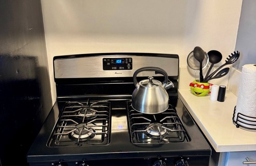 Los Angeles Apartment | Chic 1-bedroom Sofi, intuit, Kia forum Home nnDownstairs left
